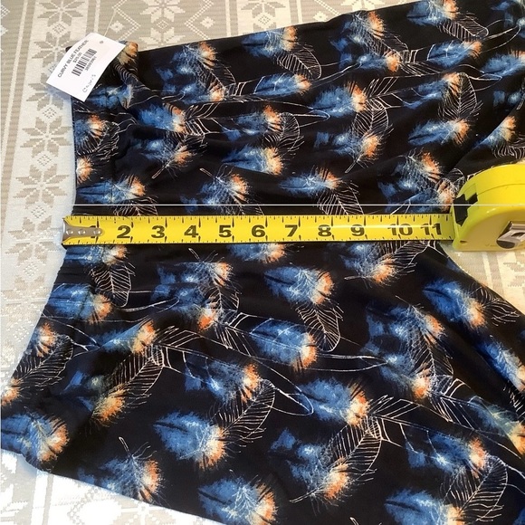 Legging Capris Women’s Size 12-20 Curvy Plus size Feather Pattern - Picture 4 of 6